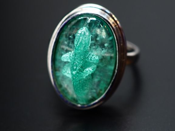 Кольцо с драконом из изумруда
