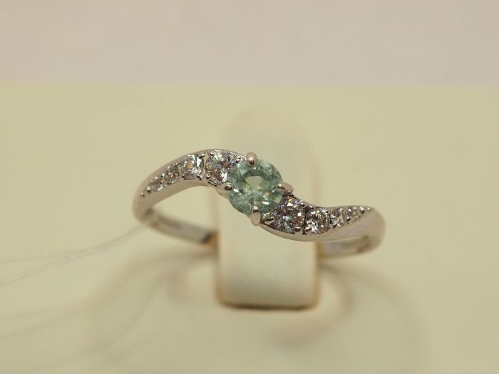 Серебряное кольцо с бериллом 0.18 карат и фианитами - 269