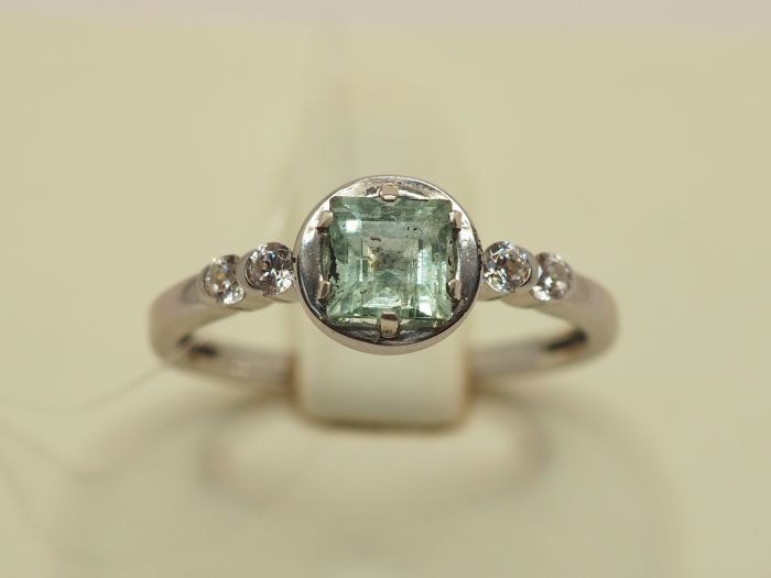 Серебряное кольцо с бериллом 0.52 карат и фианитами - 270