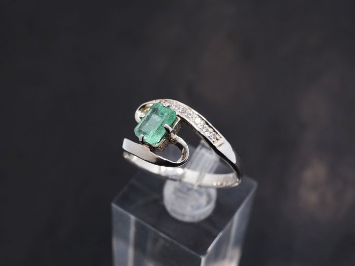Серебряное кольцо 925 пробы с бериллом 0,65 карат - 68
