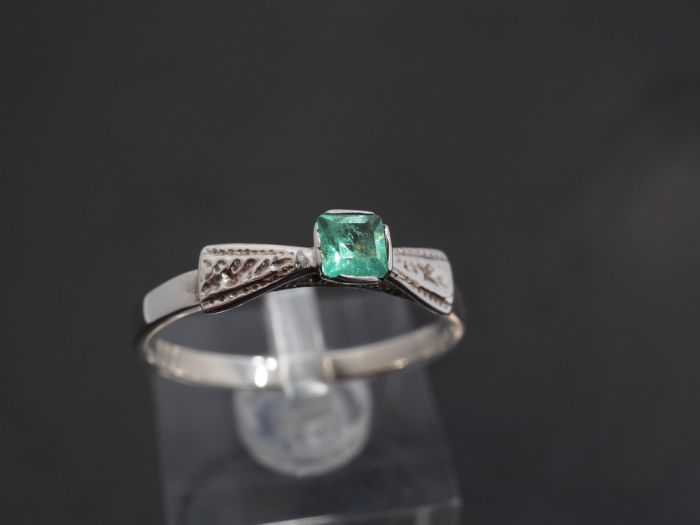 Серебряное кольцо 925 пробы с Уральским изумрудом 0.26 карат 4/3+ - 69