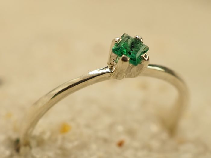 Серебряное кольцо с натуральным изумрудом-750