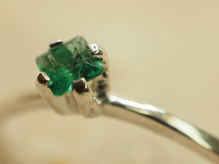 Серебряное кольцо с натуральным изумрудом-750